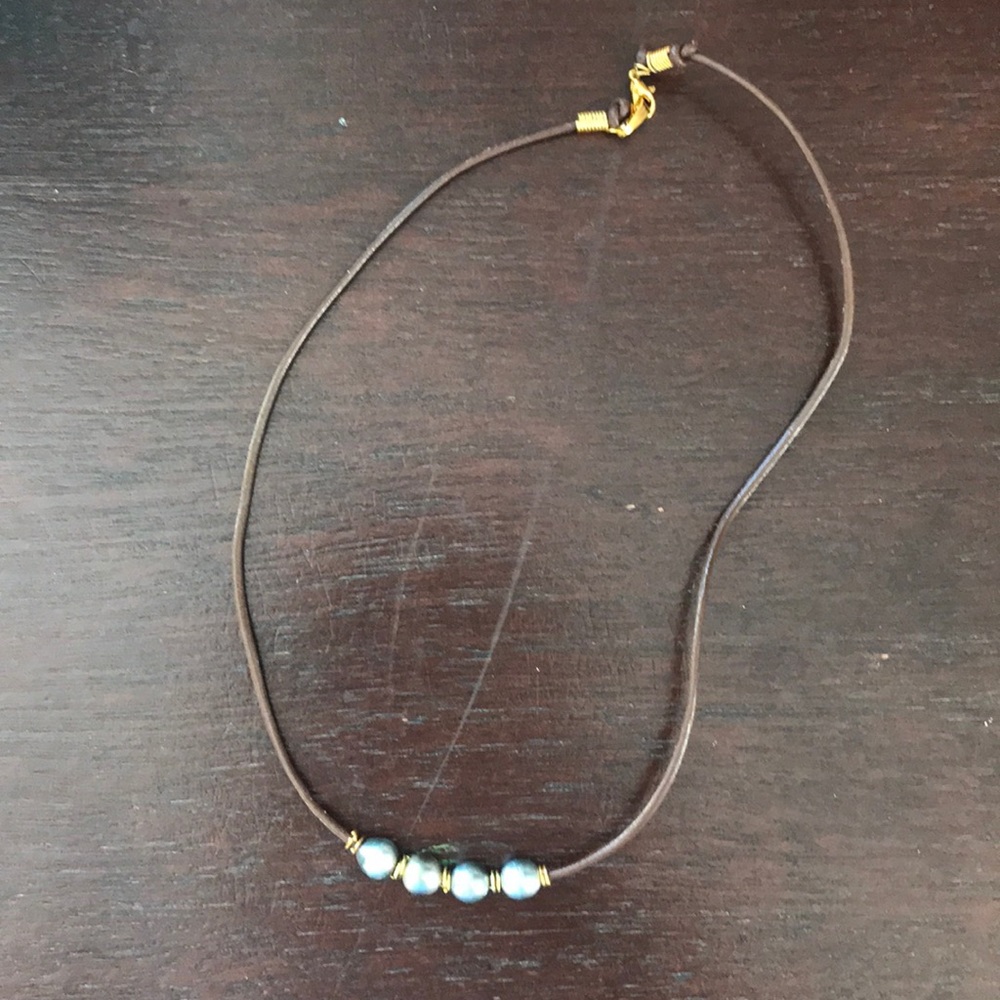 Tahitian pearl and leather necklace.